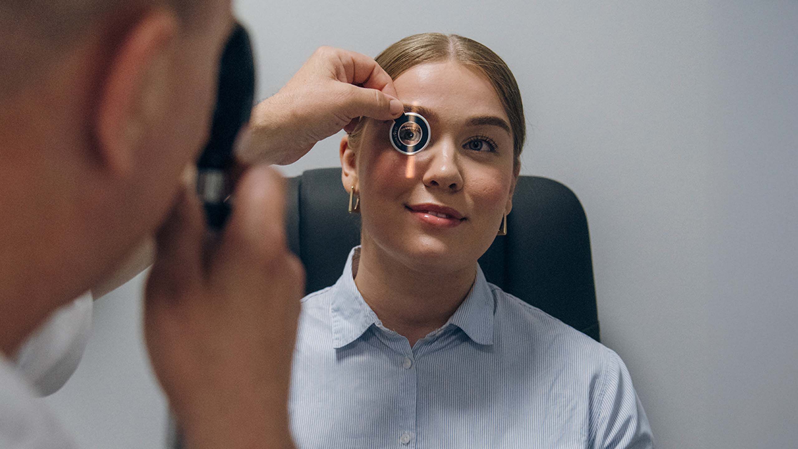 Nuori nainen silm&auml;l&auml;&auml;k&auml;rin vastaanotolla tutkimuksessa